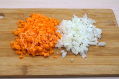 Луковицу и морковь нарезать мелким кубиком.