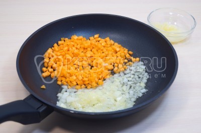 Отложить половину обжаренного лука в миску, в сковороду добавить морковь. Готовить, помешивая, еще 2 минуты.