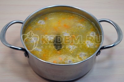 Варить суп с фрикадельками на среднем огне 15 минут.