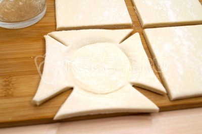 Разрезать тесто с четырех углов.