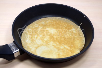 На разогретой сковороде выпекать блинчики с двух сторон до золотистого цвета.
