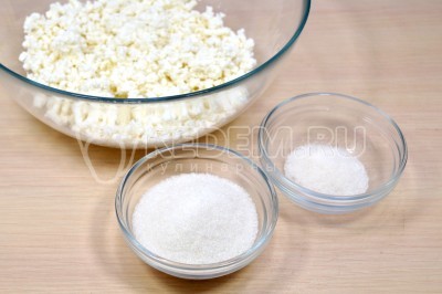 В миску выложить 300 грамм творога, добавить 1 столовую ложку сахара и 1 чайную ложку ванильного сахара.