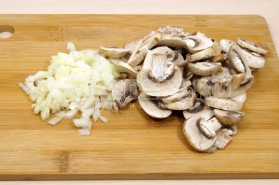 Луковицу мелко нашинковать, 150 грамм свежих грибов шампиньонов нарезать ломтиками.