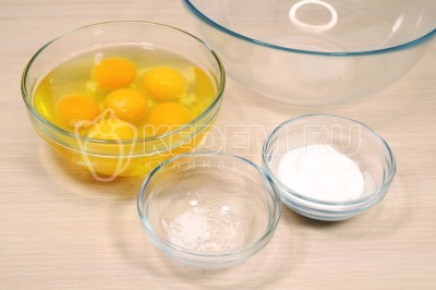 Чтобы приготовить чак-чак с мёдом, нужно в большой миске смешать 6 яиц, 1 чайную ложку разрыхлителя и 1 щепотку соли.