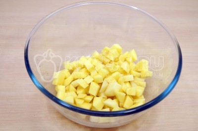3-4 картофелины очистить и нарезать кубиками в миску.