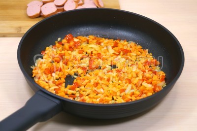 Овощи обжарить на сковороде с подсолнечным маслом, помешивая, 4-5 минут на среднем огне.