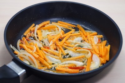 Выложить морковь, лук и острый перец в сковороду. Обжарить, помешивая, 2-3 минуты.