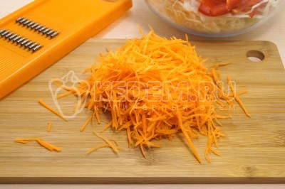Морковь натереть соломкой на терке для моркови по-корейски.