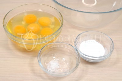 Чтобы приготовить тесто на чак-чак, нужно в большой миске смешать 6 яиц, 1 чайную ложку разрыхлителя и 1 щепотку соли.