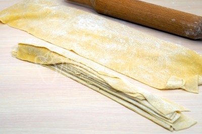 Разрезать тесто на полоски.