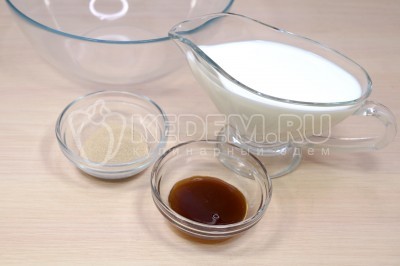 В большой миске смешать 250 миллилитров теплого молока, 1 чайную ложку сухих дрожжей и 1 столовую ложку меда.