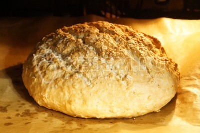 Выпекать быстрый овсяный хлеб в разогретой до 180 градусов С духовке 20-25 минут.