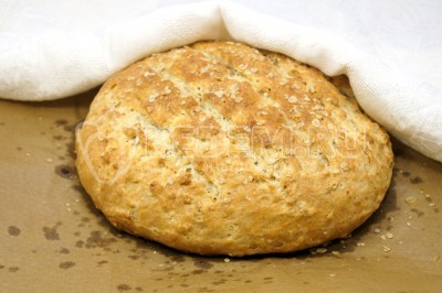 Вынуть овсяный хлеб из духовки и полностью остудить под полотенцем.