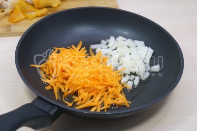 На сковороде разогреть 2 столовые ложки растительного масла. Обжарить 2-3 минуты, мелко нашинкованную луковицу и натертую на терке морковь.