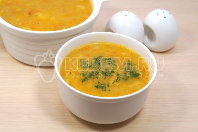 Разлить гороховый суп с копченой курицей по тарелкам. Добавить мелко нарубленной зелени петрушки по вкусу.