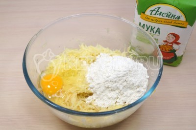 Натереть картофель на мелкой терке и отжать. Переложить в миску, добавить 4 столовые ложки муки и 1 яйцо.