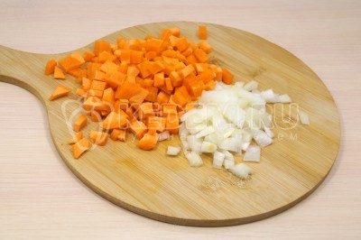 Луковицу мелко нашинковать. Морковь нарезать кубиками.