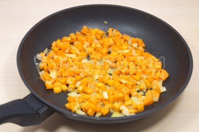 Обжарить на сковороде лук с морковью, помешивая, 2-3 минуты.