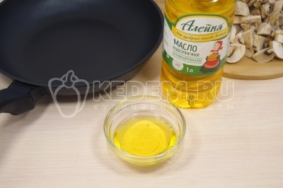 На сковороде разогреть 1 столовую ложку натурального подсолнечного масла ТМ «Алейка».