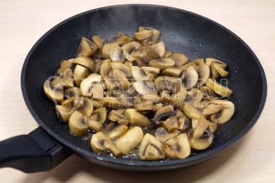 Обжарить грибы на сковороде на сильном огне 2-3 минуты.