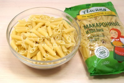 Чтобы приготовить макароны с овощами и сыром, нужно в миску отмерить 300 грамм макарон.