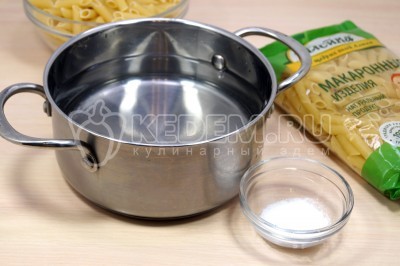 В кастрюле вскипятить 2 литра воды и добавить 1/2 чайной ложки соли.