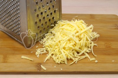 100 грамм любимого твердого сыра натереть на терке.