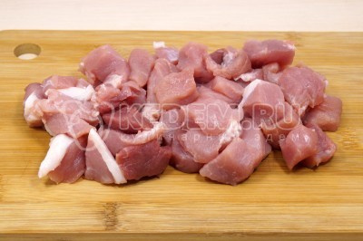 400 грамм мякоти свинины нарезать кусочками.