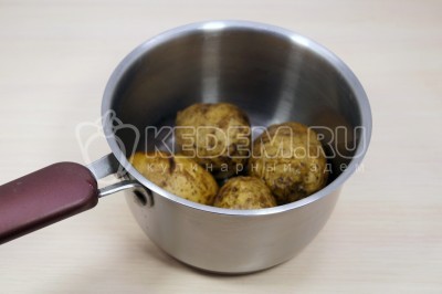 Чтобы приготовить салат с квашеной капустой и картофелем, нужно 3 картофелины отварить в кожуре, остудить и очистить.