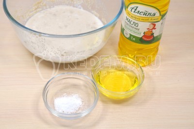 В дрожжи с молоком добавить 1/4 чайной ложки соли и 2 столовые ложки натурального подсолнечного масла.