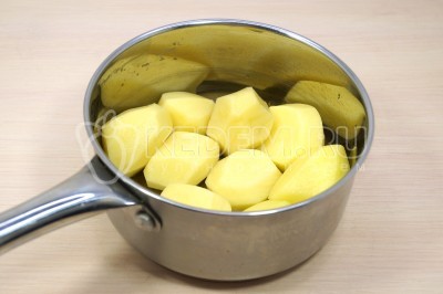 Пока тесто подходит, очистить 400 грамм картофеля, сложить в сотейник и залить водой. Варить до готовности.