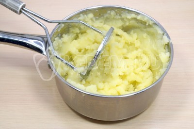Воду с картофеля слить. Картофель потолочь и посолить по вкусу. Остудить.