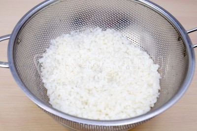 Отварить рис до готовности в 1 литре воды 12-15 минут, посолить по вкусу и откинуть на дуршлаг.