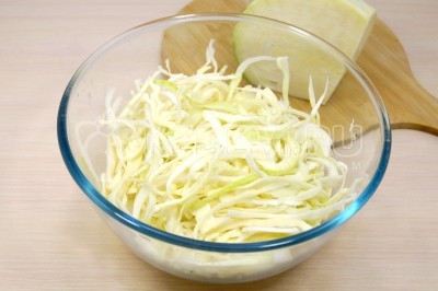 Чтобы приготовить салат свежей капусты с огурцом нужно 300 грамм белокочанной капусты нашинковать в миску.