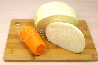 Чтобы приготовить салат «Коул Слоу», нужно белокочанную капусту очистить от верхних листьев. Свежую морковь очистить.