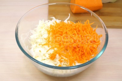 Нашинковать капусту и морковь в глубокую миску.