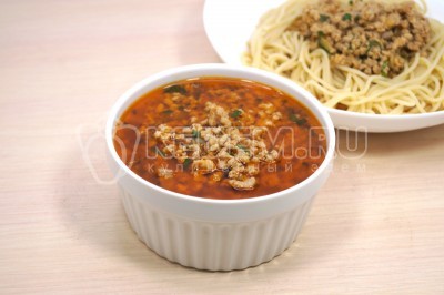 Выложить соус с фаршем к макаронам и спагетти в соусник.
