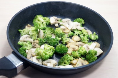 Обжарить брокколи с грибами на сковороде, помешивая, 6-7 минут. Посолить и поперчить по вкусу.
