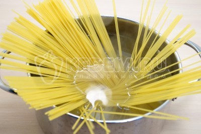 Добавить 300 грамм спагетти в кипящую воду и варить 7-10 минут до готовности