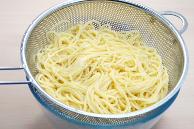 Откинуть спагетти на дуршлаг и слить воду