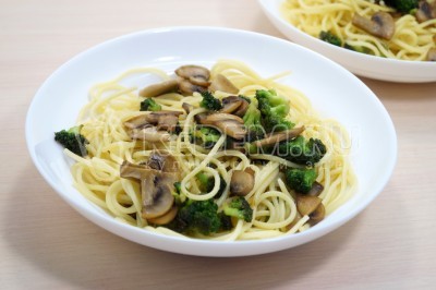 Разложить спагетти с грибами и брокколи по тарелкам.