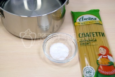 В кастрюле вскипятить 2 литра воды. Добавить 1/2 чайной ложки соли. Добавить 300 грамм спагетти ТМ «Алейка», от щедрых полей Алтая.