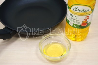 На сковороде разогреть 2 столовые ложки натурального подсолнечного масла ТМ «Алейка».