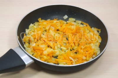 Обжарить лук с морковью на сковороде, помешивая, 3-4 минуты.