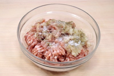 Мясо с луком перекрутить на мясорубке, добавить 1/2 чайной ложки соли и черный молотый перец по вкусу.