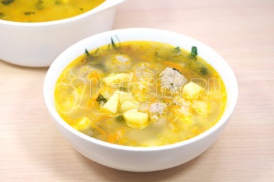 Разлить суп с фрикадельками, вермишелью и картофелем по тарелкам.
