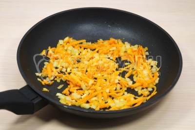 Обжарить лук, чеснок и морковь на сковороде, помешивая, 2-3 минуты.