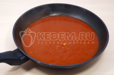Добавить в сковороду 300 миллилитров воды из-под макарон. Томить томатный соус на медленном огне, помешивая, 3-4 минуты.