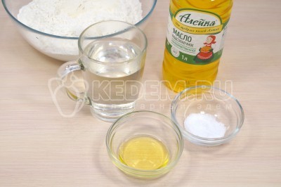 В стакан налить 200 миллилитров кипятка, добавить 1 чайную ложку соли и 2 столовые ложки натурального подсолнечного масла ТМ «Алейка».
