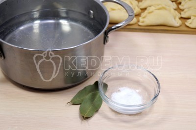 В кастрюле вскипятить 2 литра воды. Добавить 1 чайную ложку соли и лавровый лист.